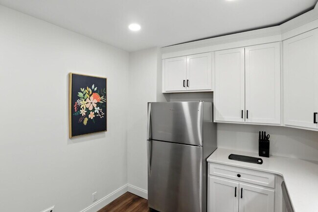 Building Photo - Fully Furnished 3-Bedroom Main-Floor Apartment in North Buffalo