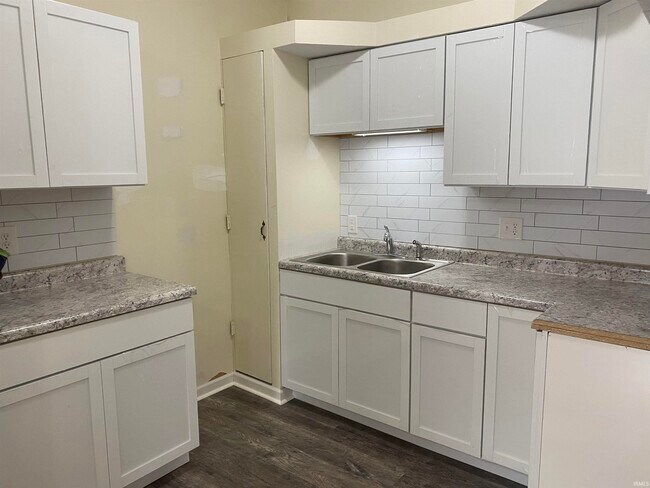 Building Photo - 1220 S Curry Pike