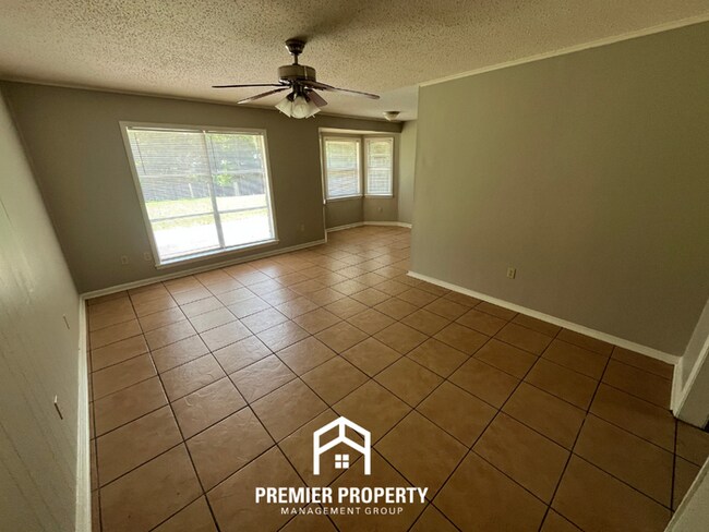 Building Photo - Charming 3BR/2BA in 38118 | Low-Maintenance Tile Floors, Bay Window & Patio