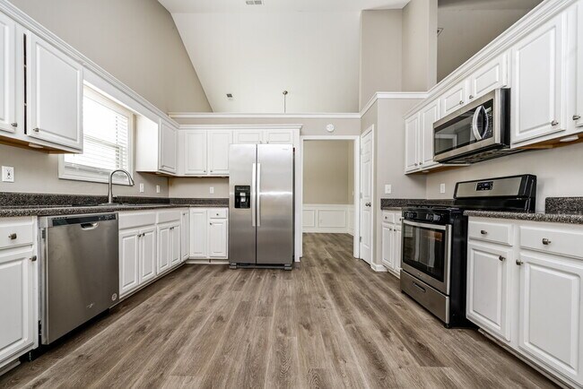 Building Photo - 420 Eglington Tr