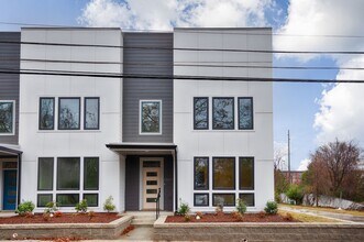 Building Photo - Move-In Special!! 1/2 Off First Month's Rent!!