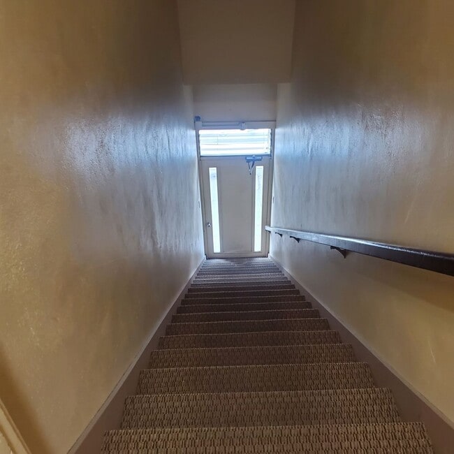Building Photo - 2 Bedroom up stairs apartment