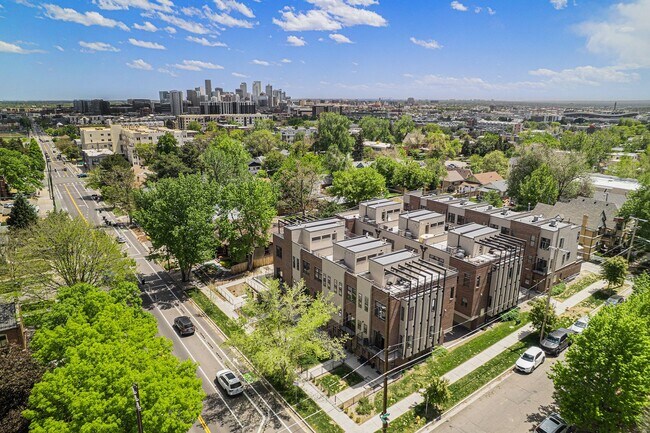 Building Photo - 2 Bed, 1 Bath Townhouse with Roof Top Deck