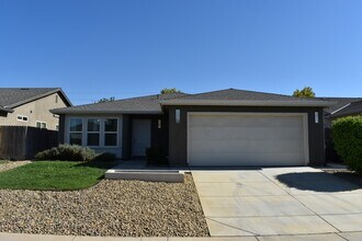 Building Photo - 524 Janell Ct