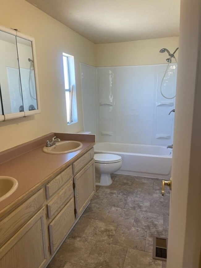 Building Photo - 2 bed 2 bath double wide mobile with Evapo...