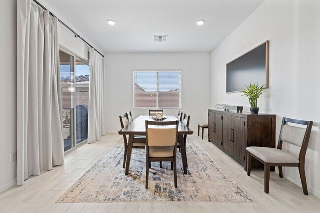 Building Photo - Newer Single Story 5 Bedroom 3 Bath Home in Vail