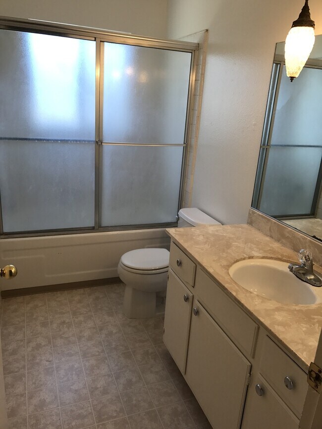 Building Photo - 8417 Edgefield Way