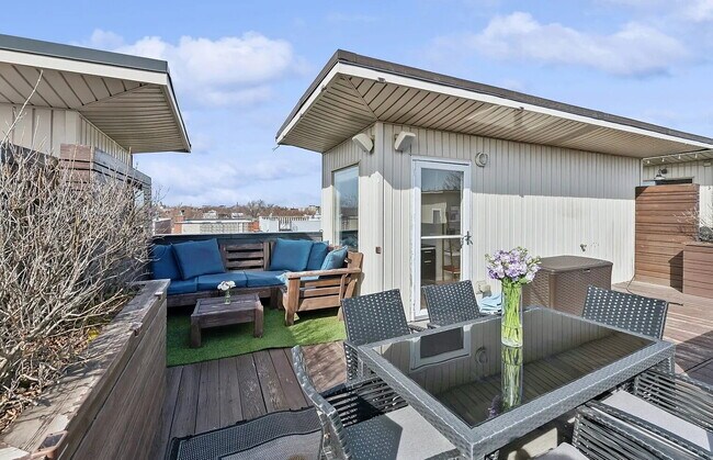 Building Photo - Comfortable Living in a Desirable Area