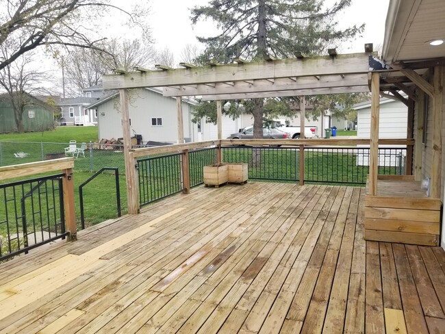 Building Photo - BEAUTIFUL UPDATED 3 BEDROOM 2 BATH HOUSE!