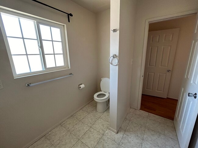 Toilet - 147 Genoa St