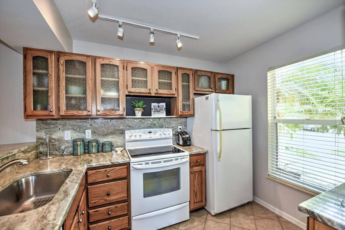 Building Photo - 1175 Mainsail Dr