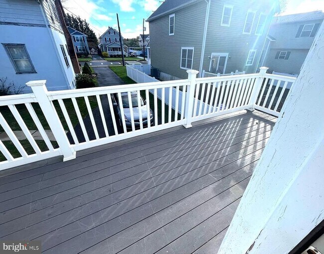 Building Photo - 18 Mercer Ave