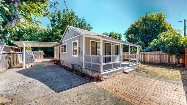 Building Photo - Charming 1 bedroom 1 bath Single Family home in Healdsburg! Water included!