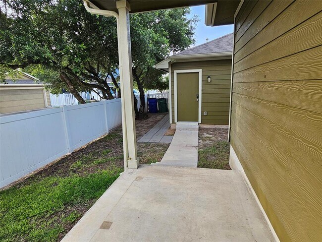 Building Photo - 808 Lost Pines Ln