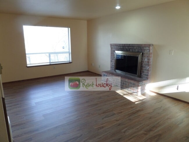 Building Photo - Cute Duplex with Attached Garage in Brown'...