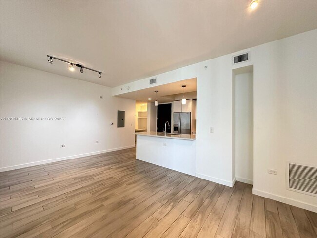 Building Photo - 999 SW 1st Ave