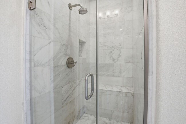 Building Photo - Gorgeous 2 Bed, 2.5 Bath Townhome in Exclusive Reflection Community!