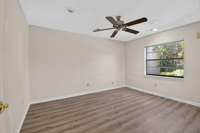 Building Photo - 9264 Vista Del Lago