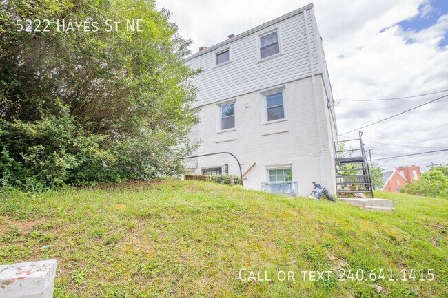 Building Photo - 5222 Hayes St NE