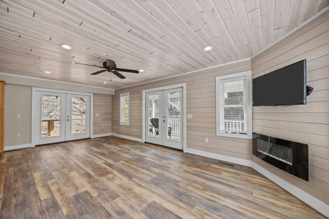 Building Photo - 251 Landwood Ln