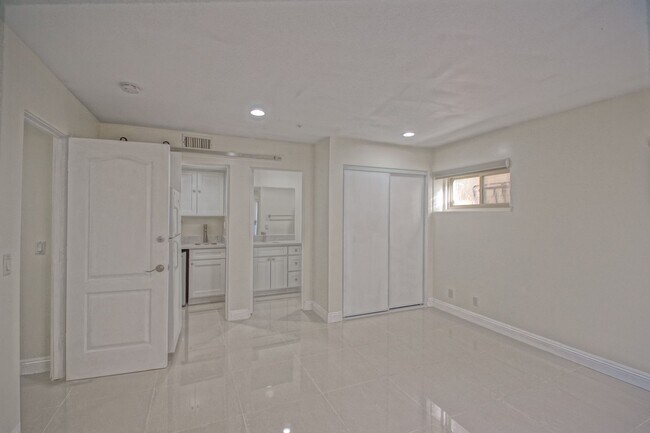 Building Photo - 301 35th St
