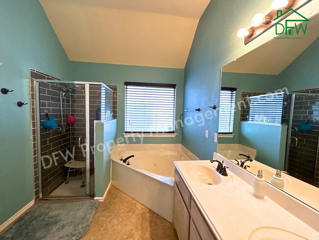 Building Photo - Inviting 3BR/2BA Home with Spacious Backyard for Lease in Fort Worth