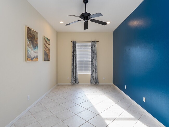 Building Photo - "Spacious 3-Bedroom Oasis with 2 Baths and 2,287 Sq Ft in Bradenton!"