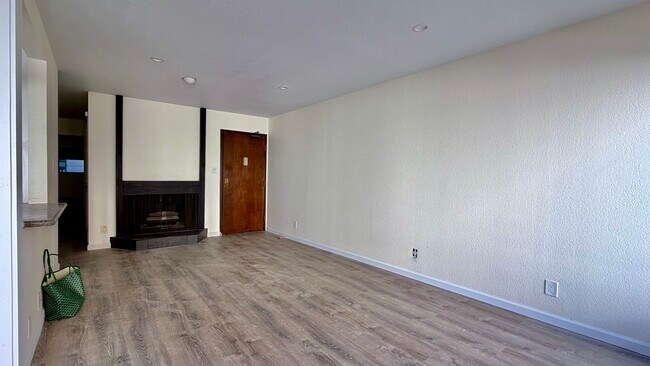 Building Photo - 1885 Pacific Ave