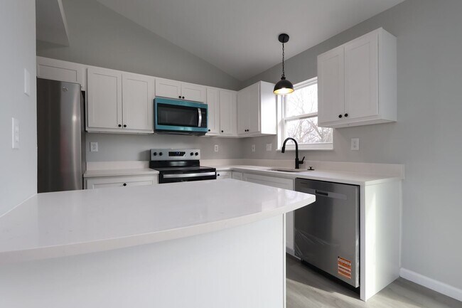 Building Photo - Beautiful 3 Bed 2.5 Bath w/2 Car Oversized Garage