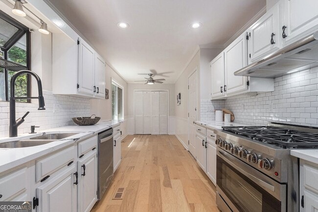 Building Photo - 1402 McLendon Dr