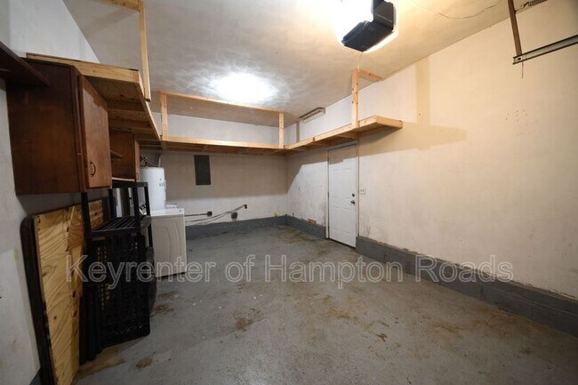 Building Photo - 823 Brentwood Dr