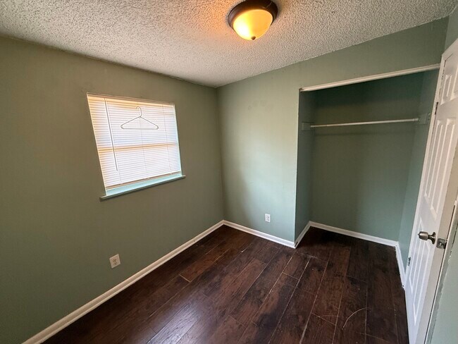 Building Photo - 2119 W 14th St