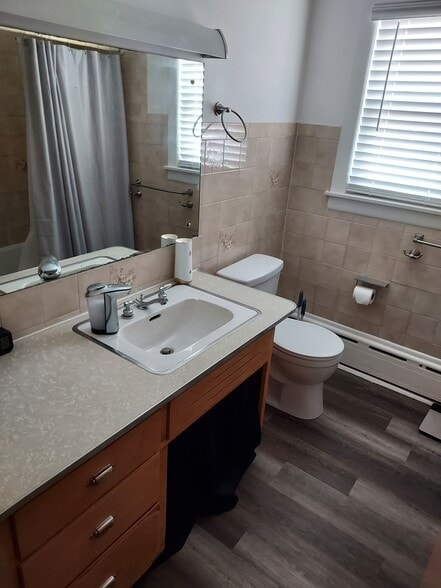 Newly refurbished full bathroom. - 1145 Cleveland Dr