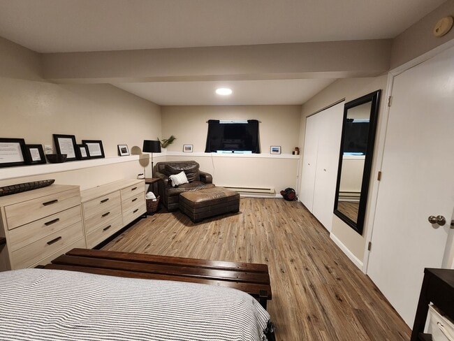 Building Photo - Immaculate 3 bedroom 2 bath split level ho...