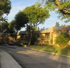Building Photo - 10431 N Kendall Dr