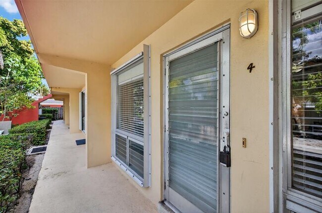 Building Photo - 2624 NE 30th Pl