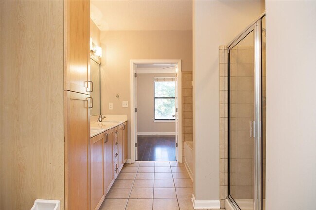 Building Photo - 2bd/2Ba Midtown Condo Perfect for Roommates w/ Pool and Gym!