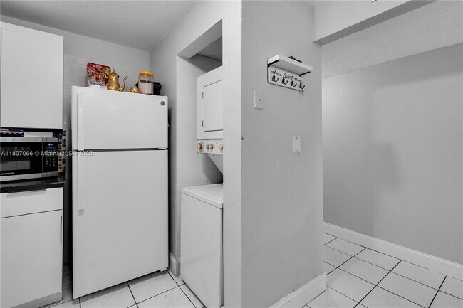 Building Photo - 10000 NW 80th Ct