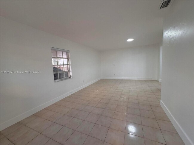 Building Photo - 541 E 38th St