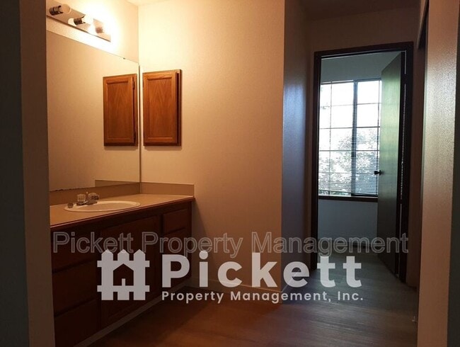 Building Photo - 770 NW Apple Blossom Loop