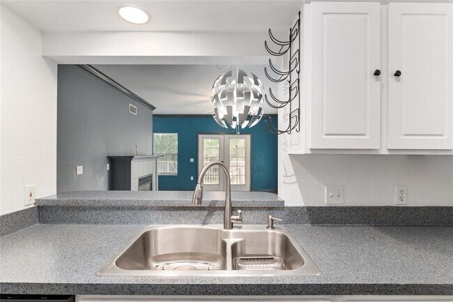 Building Photo - 9127 SW 52nd Ave