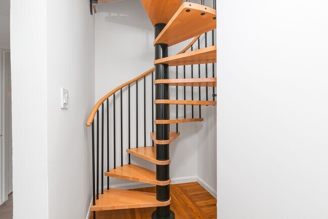 Building Photo - Noe Valley: Top Floor 2 bed 1 ba Condo w/ Finished Attic, Tandem Parking, W/D In-Unit, and Shared...