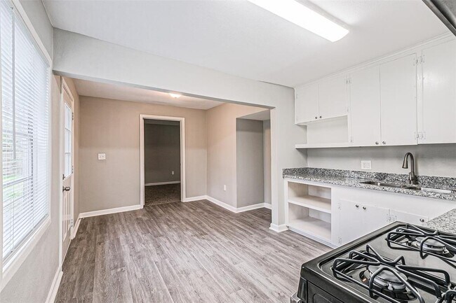 Building Photo - 1539 Pleasantville Dr