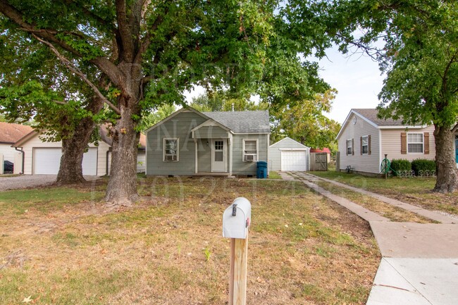 Building Photo - 2 Bedroom 1 Bath