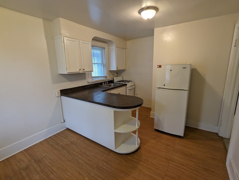 Building Photo - 608 Elmwood Ave