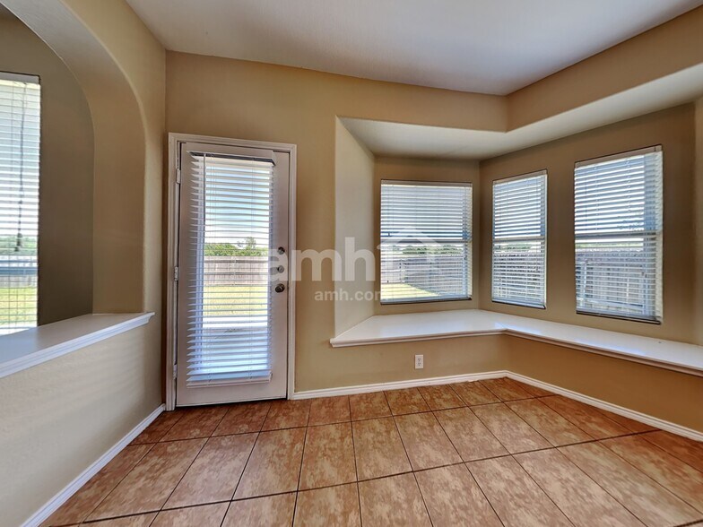 Building Photo - 704 Rolling Hills Ln