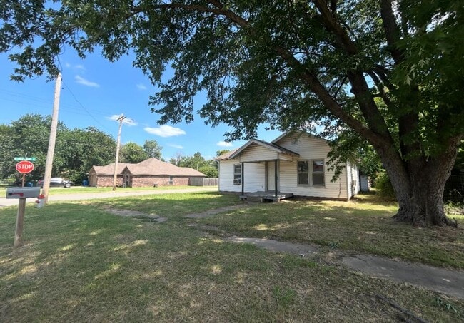 Building Photo - 1049 E Oak St