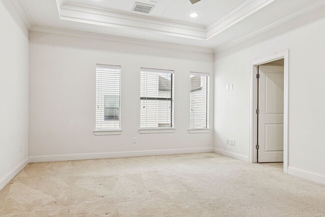 Building Photo - 734 W 20th St