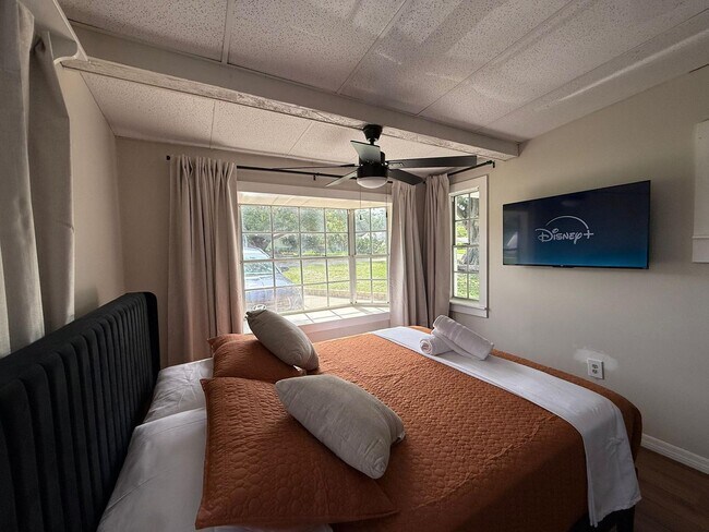 Building Photo - 904 15th St NE