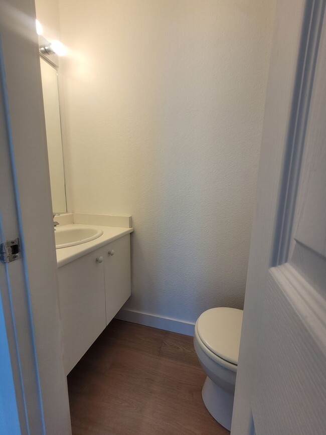 Building Photo - NEWLY Renovated Spacious 1 bedroom unit wi...